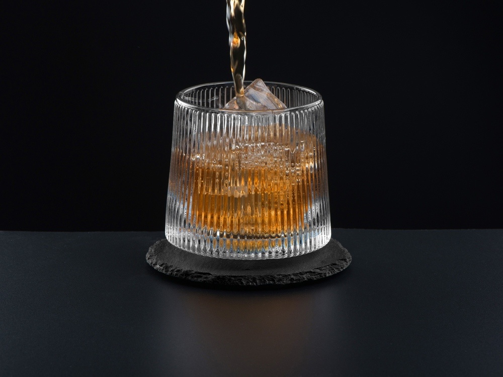 Вращающийся бокал для виски на сланцевом костере Ventura